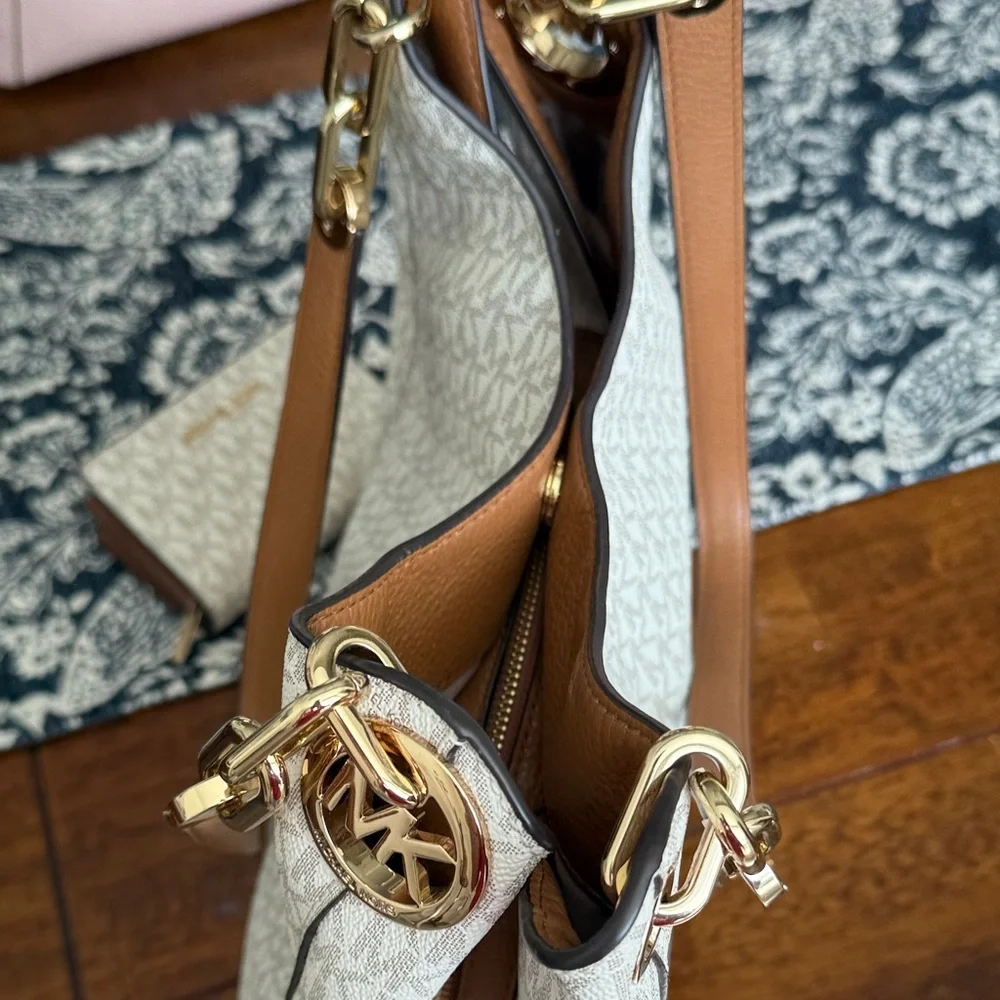 Michael Kors Cream and Tan Shoulder Bag and matching wallet - Picture 10 of 10